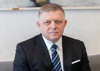 Словашкият премиер Роберт Фицо подкрепя референдум за санкциите срещу Русия 9 Премиерът на Словакия Роберт Фицо е за диалог с Русия, вместо постоянни европейски санкции. Снимка: Антонио Бронич / Reuters