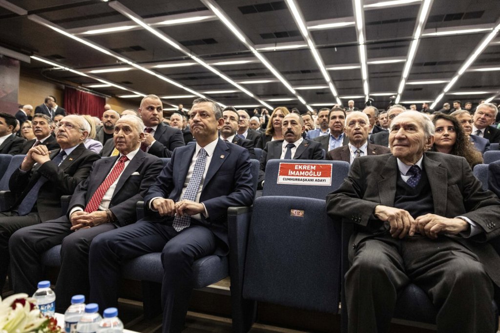 Лидерът на CHP Йозгюр Йозел (в средата) седи до празно място, запазено за арестувания кмет на Истанбул Екрем Имамоглу на извънреден партиен конгрес в Анкара, Турция, на 6 април 2025 г. (Сердар Йозсой/Getty Images)