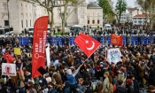 Полицията в Истанбул се изправя срещу протестиращи на 19 април 2025 г. (Кемал Аслан/AFP via Getty Images)