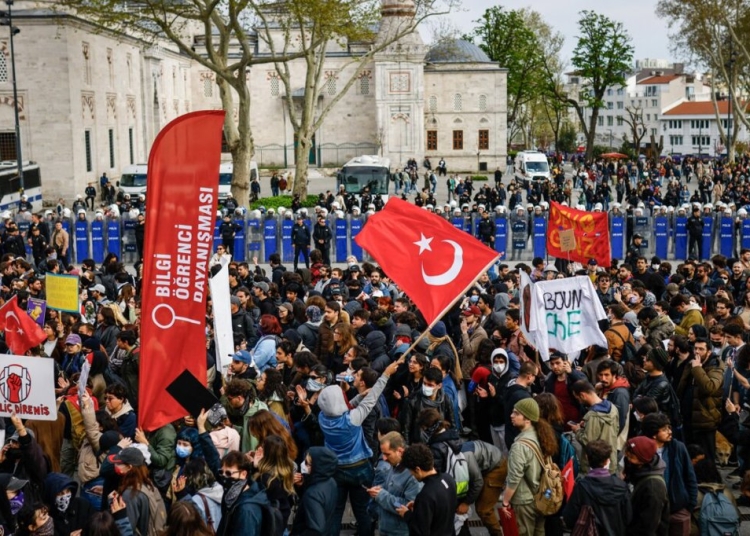 Полицията в Истанбул се изправя срещу протестиращи на 19 април 2025 г. (Кемал Аслан/AFP via Getty Images)