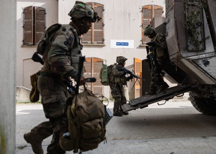 Европа се превъоръжава, ЕС прие отбранителен фонд от 150 млрд. евро 1 ЕС одобрява отбранителен фонд от 170 милиарда долара, докато Европа се насочва към поемане на контрол върху собствената си сигурност