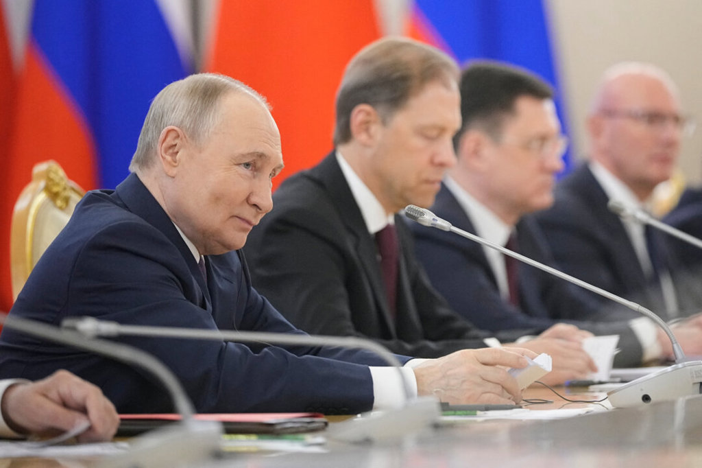 Китайският Си казва на руския Путин да устоява на "външна намеса", докато сътрудничеството се задълбочава