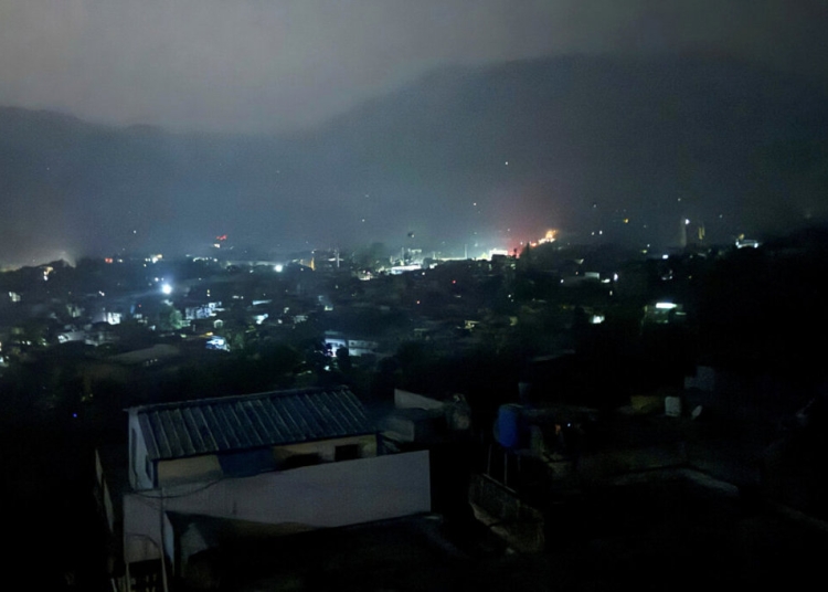 Индия съобщава, че е извършила въздушни удари срещу терористи в контролирания от Пакистан Кашмир