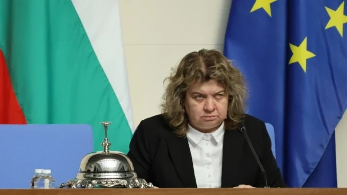 Председателката на парламента пренебрегна предложението за референдум на българския президент – последваха реакции