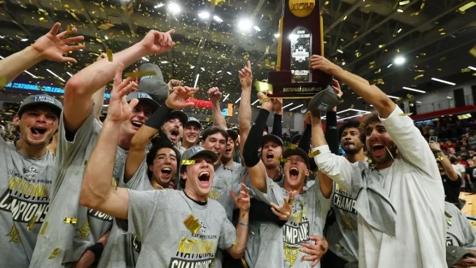 Български волейболисти, начело със сина на Владо Николов, станаха шампиони в университетската лига на САЩ 1 Български волейболисти, начело със сина на Владо Николов, станаха шампиони в университетската лига на САЩ