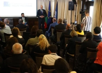 Румен Радев защити предложението си за референдум за влизане в еврото през 2026 г. 2 В приветствието си към заключителната конференция на БТА „Европа на Балканите: Заедно чрез знание“ Румен Радев изтъкна колко е важно медиите, гражданите и държавните ръководства на балканските страни да споделят общи ценности като добросъседство и основаващ се на истината диалог. Снимка: Прес служба на президентската институция