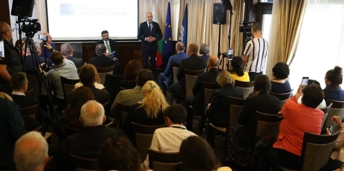 Румен Радев защити предложението си за референдум за влизане в еврото през 2026 г. 1 Румен Радев защити предложението си за референдум за влизане в еврото през 2026 г.