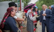 Румен Радев разглежда събора на овцевъдите в Лясковец. Снимка: Прес служба на президентската институция