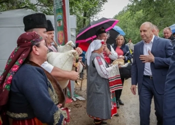 Румен Радев на Събора на овцевъдите: Традиционният български дух да води народа ни 8 Румен Радев разглежда събора на овцевъдите в Лясковец. Снимка: Прес служба на президентската институция