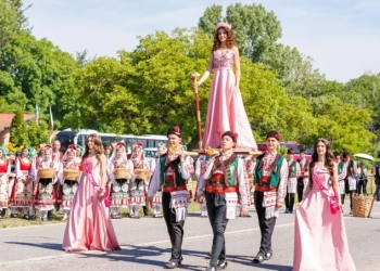 Казанлък избира 57-мата Царица роза днес 58 Царица на розата (https://kazanlak.com/)