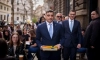 Джордже Симион, председател на партия AUR (Алианс за обединение на румънците), върви пред бившия полски премиер Матеуш Моравйецки (вдясно) в Букурещ на 14-ти март 2025 г. Снимка: Вадим Гирда/AP