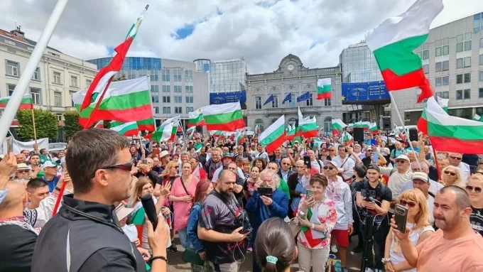 Хиляда българи протестираха в Брюксел срещу приемането на еврото 1 Хиляда българи протестираха в Брюксел срещу приемането на еврото