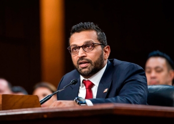 Двама китайски граждани са обвинени в контрабанда на опасен патоген в САЩ 7 Каш Пател дава показания пред Комисията по съдебна власт на Сената във Вашингтон на 30 януари 2025 г., след като беше номиниран за директор на ФБР Мадалина Василиу/The Epoch Times