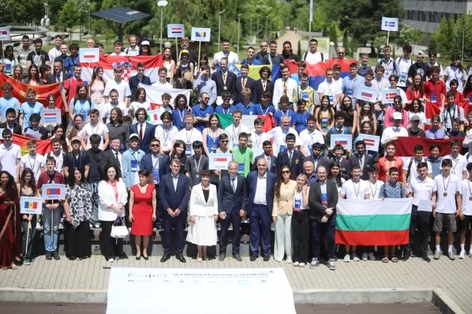 Българските отбори завоюваха 8 медала на Европейската олимпиада по физика