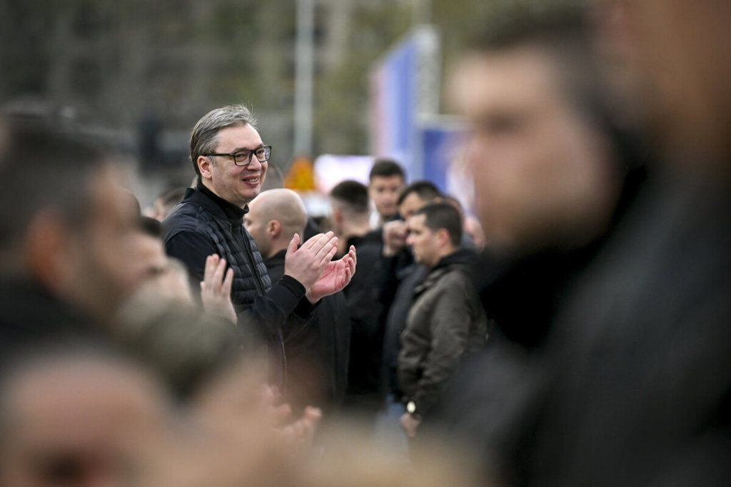 Сръбският президент Александър Вучич на проправителствен митинг в Сърбия на 11 април 2025 г. (Oliver Bunic/AFP via Getty Images)