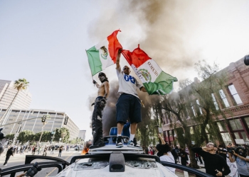 Губернаторът на Калифорния Нюсъм иска незабавна съдебна забрана за разполагане на морски пехотинци и национална гвардия на Тръмп в Лос Анджелис 65 Администрацията на Тръмп изпраща 700 американски морски пехотинци в Лос Анджелис, съобщават от армията