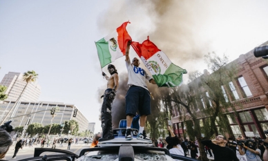 Губернаторът на Калифорния Нюсъм иска незабавна съдебна забрана за разполагане на морски пехотинци и национална гвардия на Тръмп в Лос Анджелис 1 Администрацията на Тръмп изпраща 700 американски морски пехотинци в Лос Анджелис, съобщават от армията