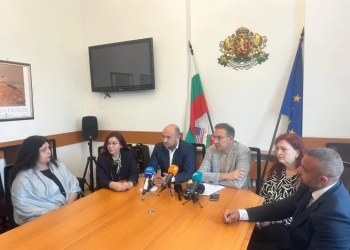 Министър Гуцанов: Няма да спрем, докато и последният незаконен обект за настаняване на възрастни не бъде намерен 49 Министърът на труда и социалната политика Борислав Гуцанов на съвместен брифинг с министъра на правосъдието Георги Георгиев, Варна, 10 юни 2025 г. (https://mlsp.government.bg/)