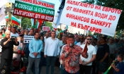 Страхил Ангелов говори пред централата на ГЕРБ, останала на 12-ти юни празна заради протеста. Снимки: Свободна Европа
