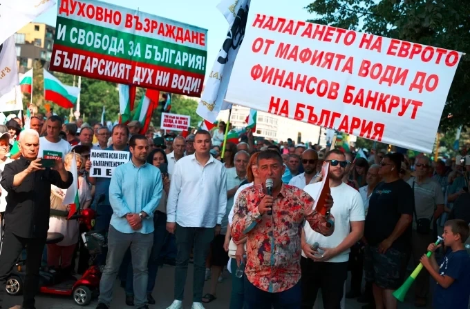 Пореден протест срещу еврото в София: ГЕРБ го посрещна с празна централа 1 Пореден протест срещу еврото в София: ГЕРБ го посрещна с празна централа