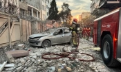 Пожарната е на място около една от сградите, ударени по време на израелската атака по Техеран на 13-ти юни 2025 г. Израел удари повече от 100 цели, за да не позволи на Иран да се сдобие с ядрена бомба. Снимка: Мегдад Мадади/TASNIM NEWS/AFP чрез Getty Images