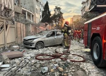 Израел нанесе изненадващ удар по Иран 45 Пожарната е на място около една от сградите, ударени по време на израелската атака по Техеран на 13-ти юни 2025 г. Израел удари повече от 100 цели, за да не позволи на Иран да се сдобие с ядрена бомба. Снимка: Мегдад Мадади/TASNIM NEWS/AFP чрез Getty Images