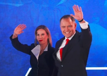 С под 2%, но победа за консерваторите в Полша 61 Карол Навроцки, придружен от съпругата си Марта поздравява поддръжниците си във Варшава на 1-ви юни, след обявяването на победата му над Рафал Часковски. Снимка: Шон Галъп /Getty Images