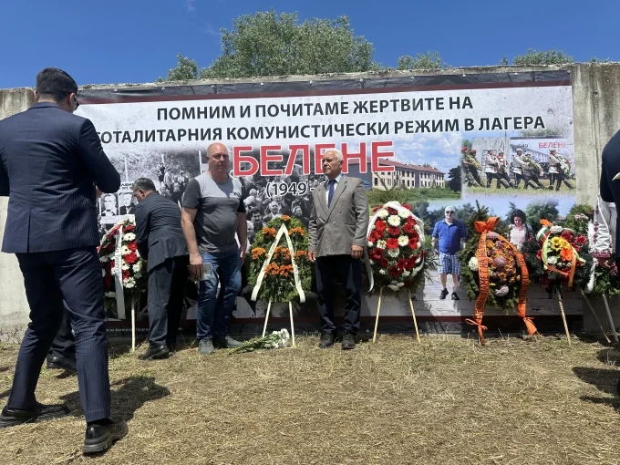 Поклонение под надслов „Паметта за жертвите на концлагера „Белене“ е тук, но държавата я няма“, лагер "Белене", 31 май 2025 г. (снимка: Ева Иванова)
