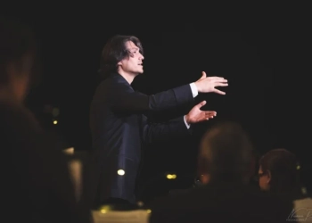 Йордан Камджалов: Стремежът на хората да проявят истинската си сила ще ги направи добри 6 Маестро Камджалов дирижира Коледната оратория на Димитър Ненов в Зала 3 на НДК на 19-ти декември 2024 г. Тази година се планира концертът да бъде в зала "България". Снимки: Фондация "Йордан Камджалов"