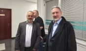 Бившият македонски премиер Любчо Георгиевски, основател на ВМРО-ДПМНЕ (вдясно) заяви лично подкрепата си за Любчо Георгиевски от Битоля на 21 май 2025 г., по време на последното съдебно заседание по делото, обвиняващо основателя на културния клуб "Иван Михайлов" в расизъм. Снимки: Личен архив на Любчо Георгиевски