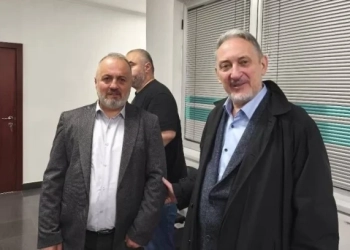 Любчо Георгиевски получи в РСМ условна присъда заради пробългарските си възгледи 49 Бившият македонски премиер Любчо Георгиевски, основател на ВМРО-ДПМНЕ (вдясно) заяви лично подкрепата си за Любчо Георгиевски от Битоля на 21 май 2025 г., по време на последното съдебно заседание по делото, обвиняващо основателя на културния клуб "Иван Михайлов" в расизъм. Снимки: Личен архив на Любчо Георгиевски