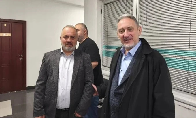 Бившият македонски премиер Любчо Георгиевски, основател на ВМРО-ДПМНЕ (вдясно) заяви лично подкрепата си за Любчо Георгиевски от Битоля на 21 май 2025 г., по време на последното съдебно заседание по делото, обвиняващо основателя на културния клуб "Иван Михайлов" в расизъм. Снимки: Личен архив на Любчо Георгиевски