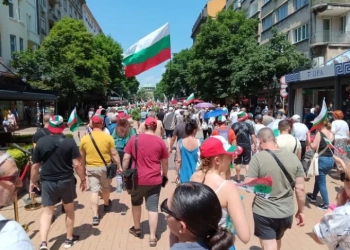 Демонстрациите в защита на лева: Над 30 000 в София, 15 000 във Варна, по 10 000 в Пловдив и Стара Загора 70 Според автора на кадъра множеството протестиращи в София успяват да изпълнят цялата централна търговска улица на София - "Витошка". Снимка: Константин Кисимов