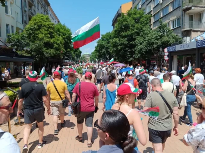 Според автора на кадъра множеството протестиращи в София успяват да изпълнят цялата централна търговска улица на София - "Витошка". Снимка: Константин Кисимов