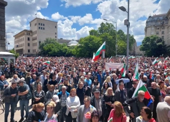 След масовите шествия в защита на българския лев от 31-ви май в цяла България – Пловдив и София излизат отново днес и утре 58 На 31-ви май в София хората изпълниха площада до Българска народна банка. Снимка: Страхил Ангелов