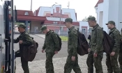 Руски военнопленници под 25 години се качват на самолет за Беларус. След това те ще бъдат върнати в Руската федерация. Снимка: ТАСС