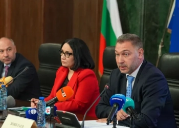 Директорът на  ГДБОП гл. комисар Боян Раев, неговият заместник по линия „Наркотици“ ст. комисар Емил Борисов и зам.-главният прокурор при Върховната прокуратура Ваня Стефанова (https://www.mvr.bg/)