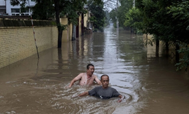 Рекордни валежи предизвикаха тревога за бедствия в Пекин и областите наоколо 1 Рекордни валежи предизвикаха аварийни сигнали в Пекин и околните райони