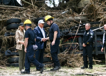 Тръмп посети Централен Тексас, епицентъра на катастрофалното наводнение, при което загинаха над 120 души