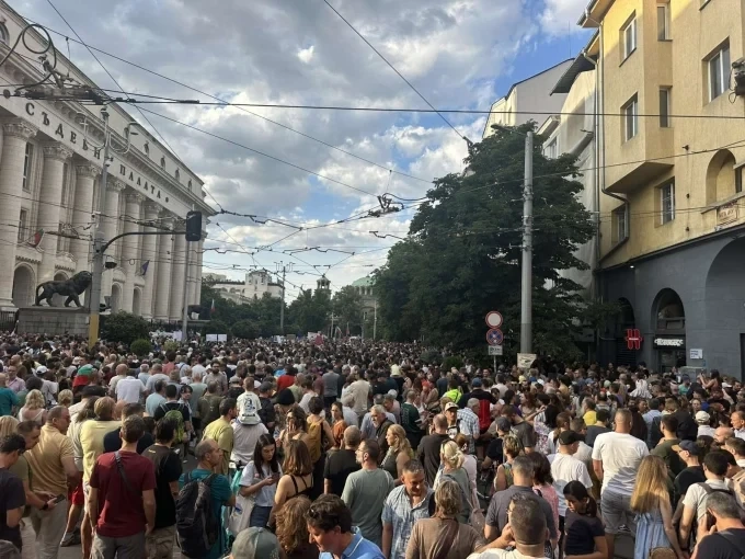 София, Варна и Русе се вдигнаха на протест срещу Пеевски, Борисов и Сарафов и в защита на кмета Благомир Коцев