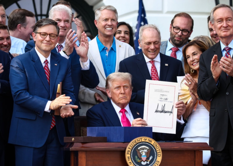 Президентът Доналд Тръмп, придружен от републикански законодатели, подписа "Големия красив закон" по време на семеен пикник по случай Деня на независимостта, на южната морава на Белия дом на 4 юли 2025 г. Самюъл Коръм/Getty Images