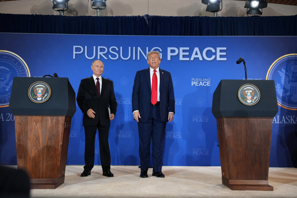 Срещата на върха между Тръмп и Путин завърши без примирие, но надеждите за споразумение остават