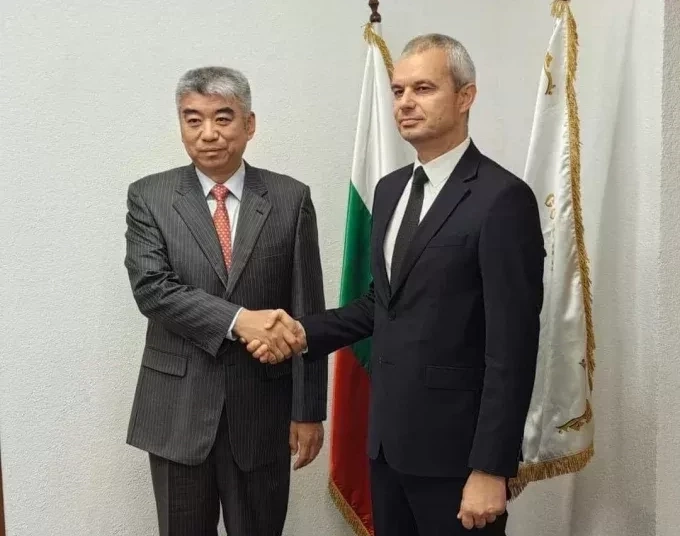 Рискове за България от задълбочаване на икономическите връзки с Китай 1 Чен Джоу, зам.-министър на международния отдел на ЦК на ККП по време на визита в централата на "Възраждане" на 30 юли 2024 г. Снимка „Възраждане“