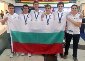 Български ученици завоюваха медали на международни олимпиади по изкуствен интелект, икономика и информатика 71 Българският отбор на 37-ото издание на Международната олимпиада по информатика в Боливия - август, 2025 г. (снимка: МОН)