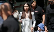 Евгения Гуцул със съпруга и сина си влиза на 5-ти август в сградата на съда в Кишинев. Снимка: РИА Новости
