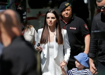 Евгения Гуцул със съпруга и сина си влиза на 5-ти август в сградата на съда в Кишинев. Снимка: РИА Новости