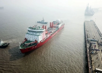 Китайски кораби засилват движението си в близост до американска Арктика 74 Китайският ледоразбивач Суелонг, или "Снежен дракон" отплава от пристанището в Шанхай на 8-ми ноември 2017 г. Снимка: AFP чрез Getty Images