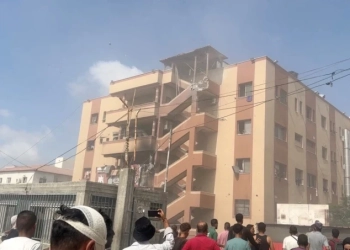 Болницата "Насър" след удара по нея от страна на израелските сили за сигурност. Сред убитите е палестинският телевизионен оператор Хусам ал-Масри, който работи за агенция "Ройтерс" Снимка от видео: Хатем Калед/Reuters