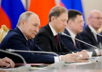 Руският президент Владимир Путин участва в среща с китайските си партньори на 8-ми май 2025 г. в Кремъл, Москва. Снимка: Павел Бедняков/AFP чрез Getty Images