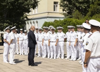 Румен Радев разговаря с курсантите от военноморското училище във Варна. Снимки: Прес служба на президентската институция